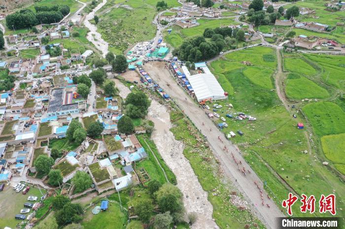 西藏民众赛马欢度"望果节"