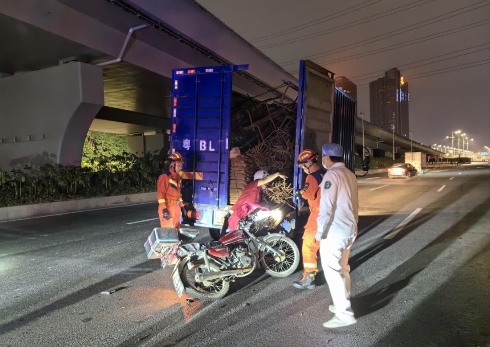 男子追尾货车脸部被钢筋刺穿,消防联合医生紧急施救