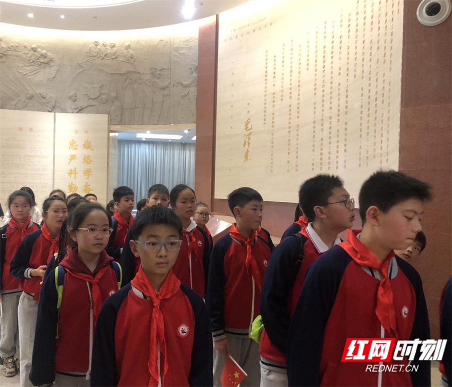 长郡雨花外国语第一附属小学行走的思政课走进国防科技大学