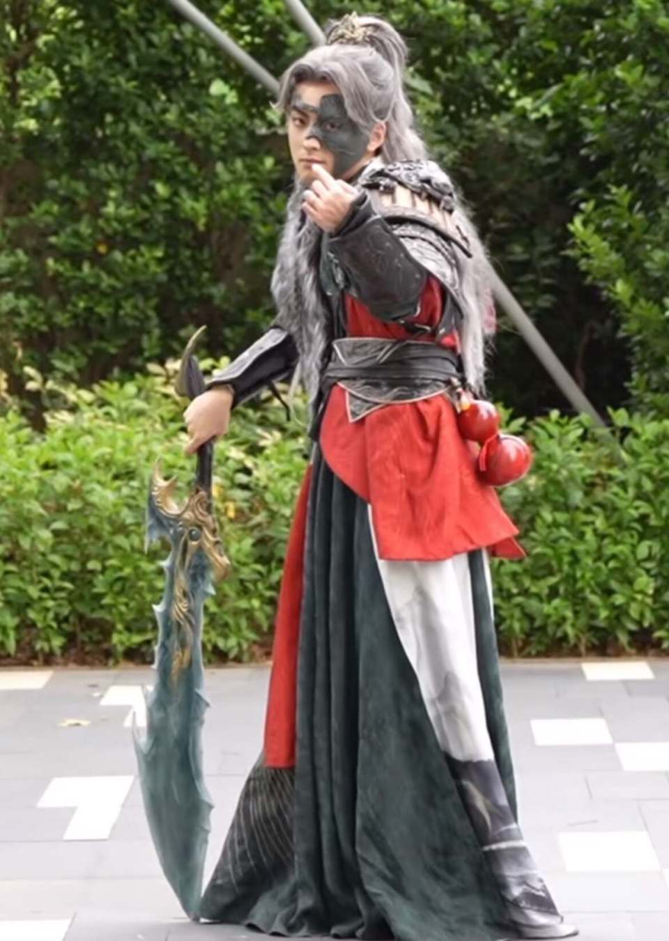 赖神cos夏侯惇,头戴白发,手拿大刀,古风装扮很帅气,神罚哭了