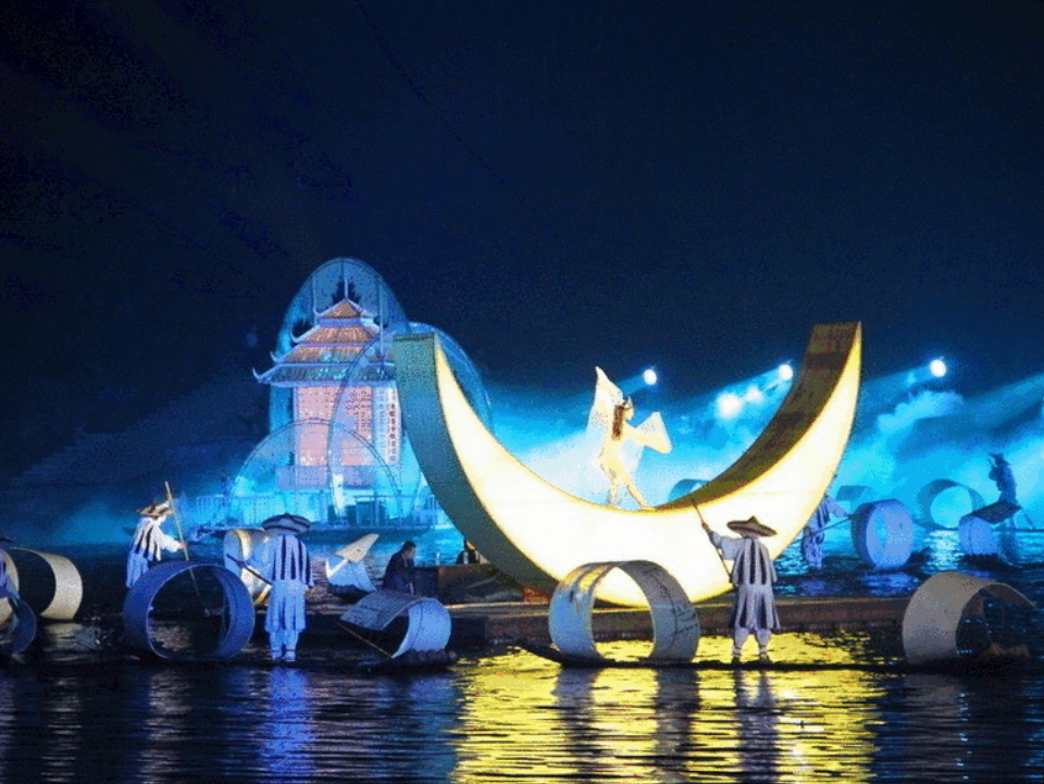 欣赏表演【山水间或梦幻漓江演出】,剧目采用芭蕾和杂技完美结合的