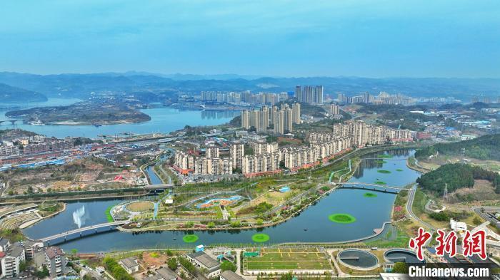 從空中俯瞰,宜昌沙河公園宛若一條綠飄帶,繞山綿延,河水澄碧透徹周星