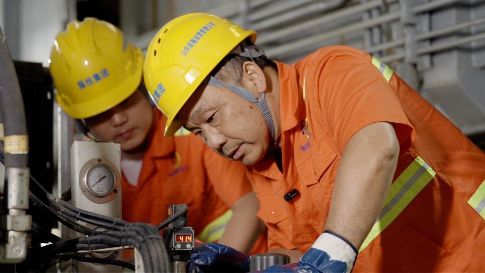 东西湖区环卫工罗善善荣获全国“十佳环卫人”，环卫工匠6年为国家节省300余万元