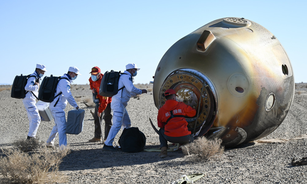 新华全媒 丨神舟十七号载人飞船返回舱成功着陆(2)