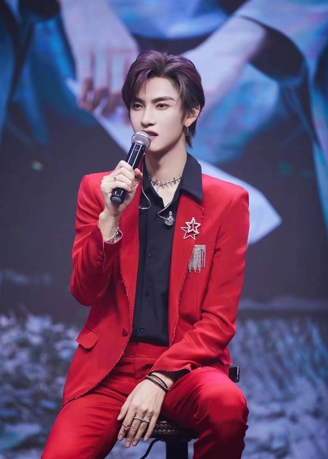 小鲜肉胡文煊被曝劈腿,还把粉丝的信当垃圾丢