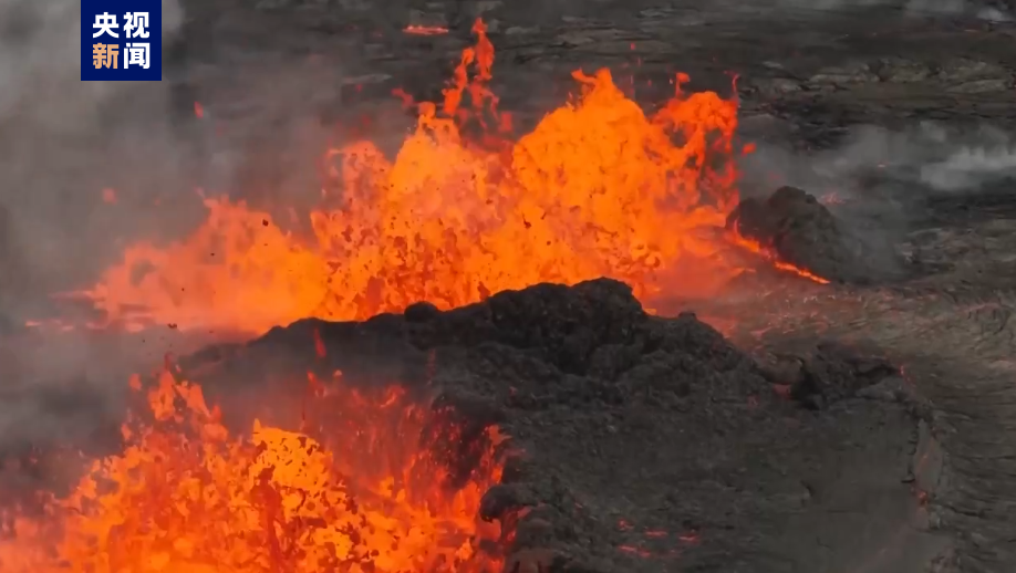 冰岛雷恰角半岛一座火山持续喷出岩浆