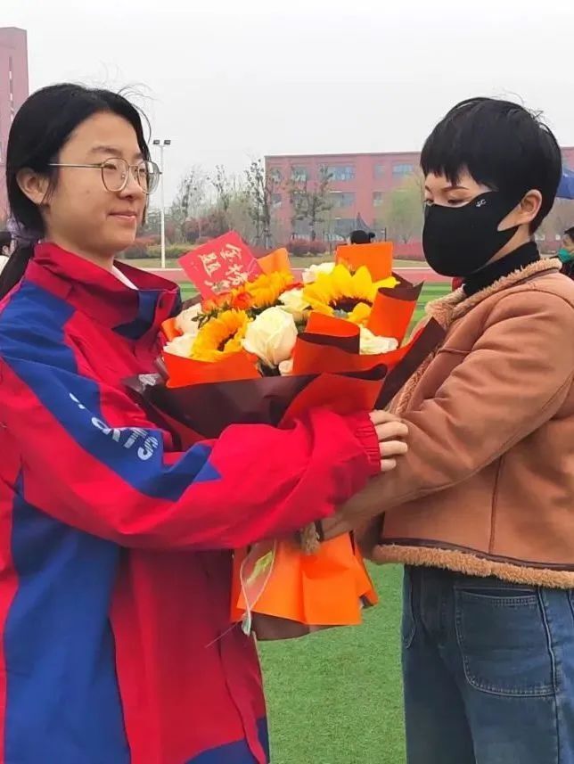 濉溪二中高三学生家长  钱绿伟"我的宝贝,十八岁,是你人生一个新的