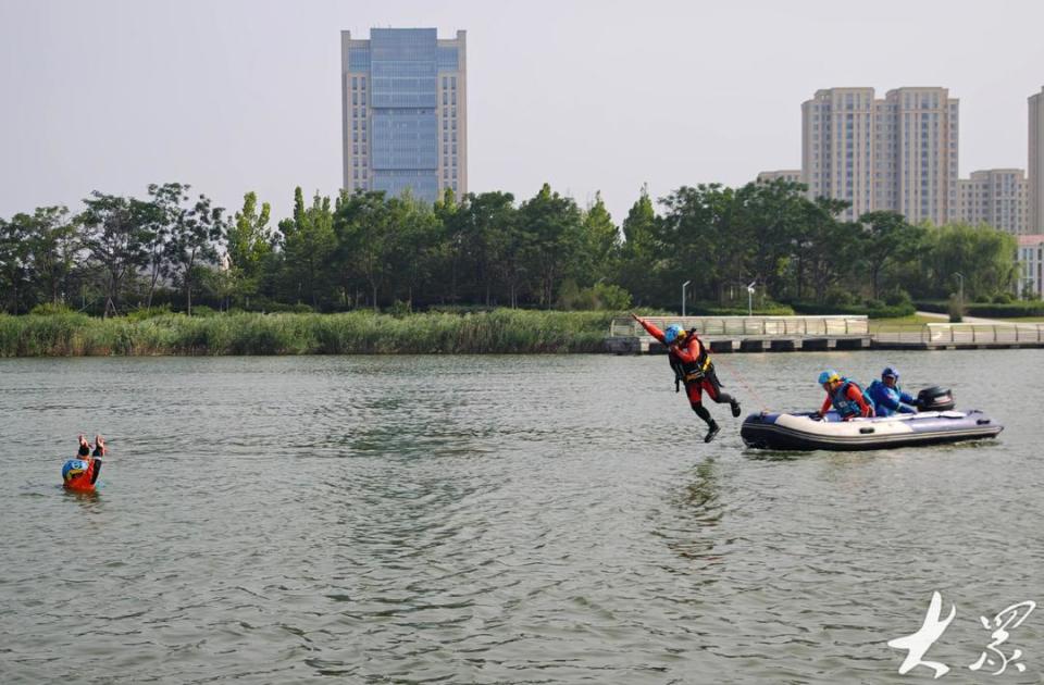 部联合东营市红十字蓝天救援队在明月湖湿地公园开展水域应急救援演练