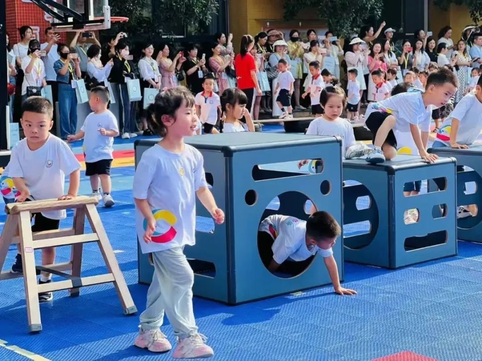 本次活动设1个主会场和2个分会场,同时接待200余名与会人员对幼儿园