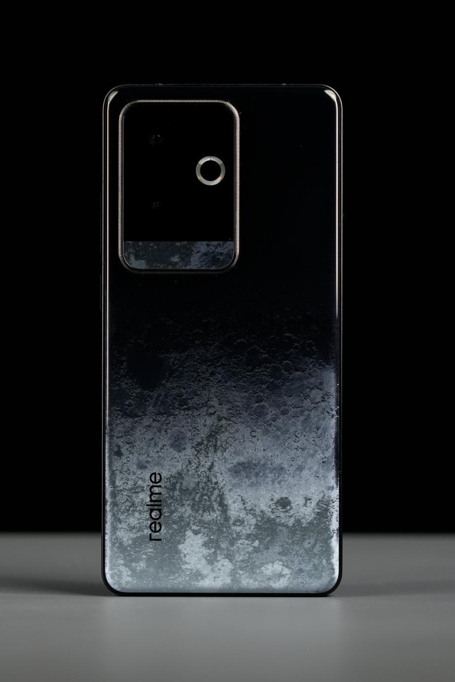 真我gt6通过独特的背板纹理处理,在确保手机原本耐看设计的同时,带来