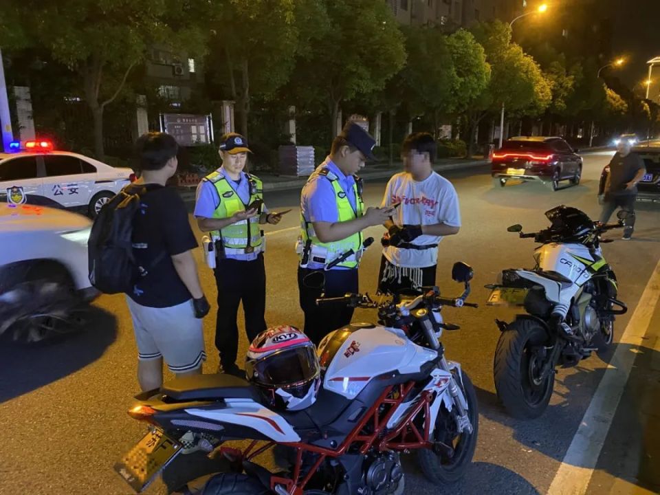 摩托车"翘头炫技"典型案例办理飙车炸街团伙案件1起800余起共查处非法