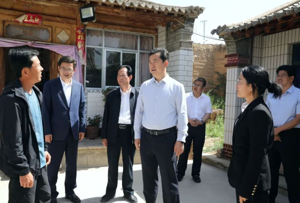 会前,武和谦深入什川镇地八村,大湾村和胶州·通渭服装产业园,梓通