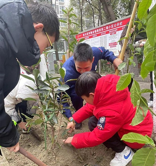 植树添绿时 郫都区实验学校"小手拉大手"开展植树活动_腾讯新闻