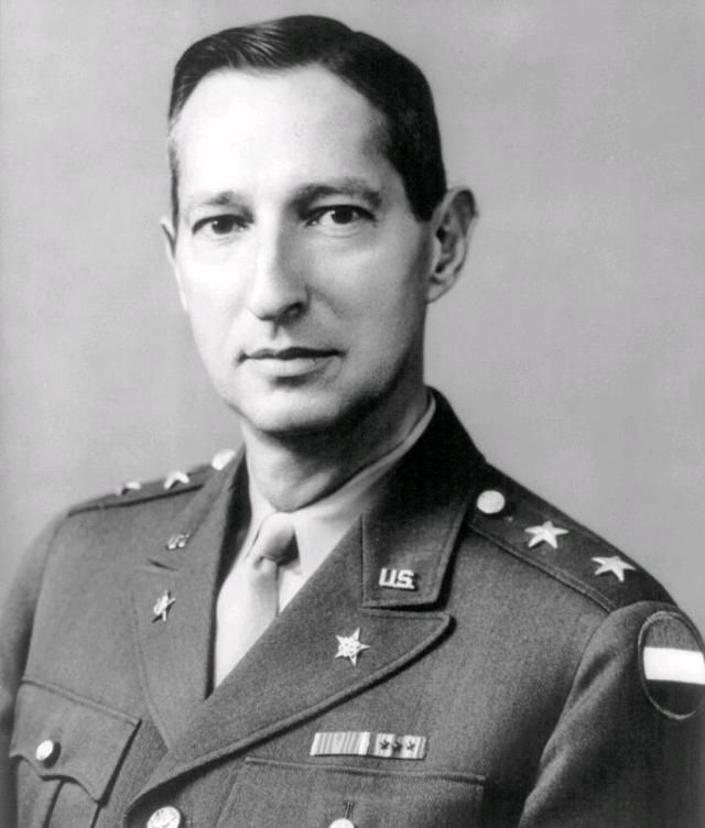 泰勒脸色铁青,一边来回走动,一边对韩军第二军团军团长丁一权大发雷霆