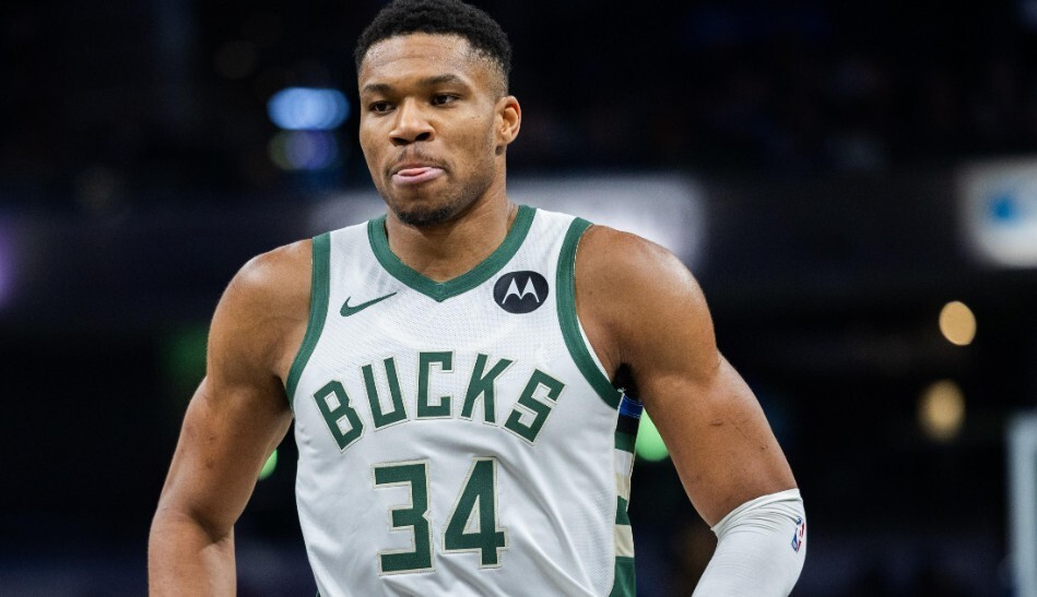 此役,雄鹿核心字母哥出战34分钟,投篮25投17中,三