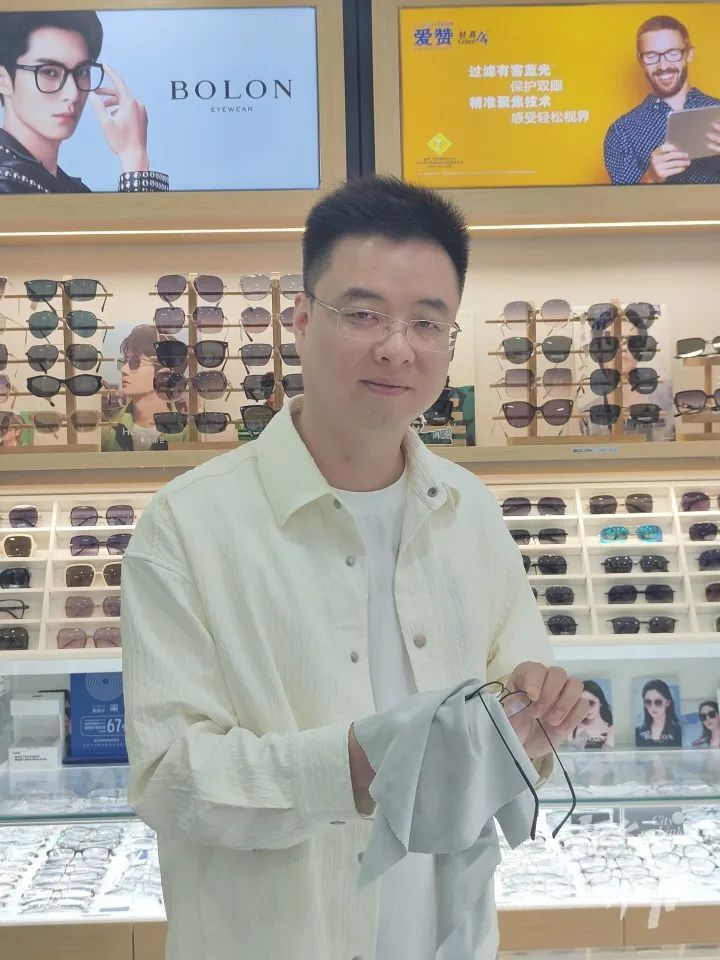 每晚直播4小时,00后姑娘卖出2万多副眼镜!