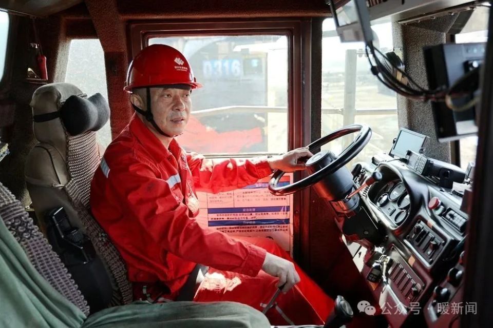 现在,卡车司机只要轻踩刹车,源源不断的电能就被储存在蓄电池内,为