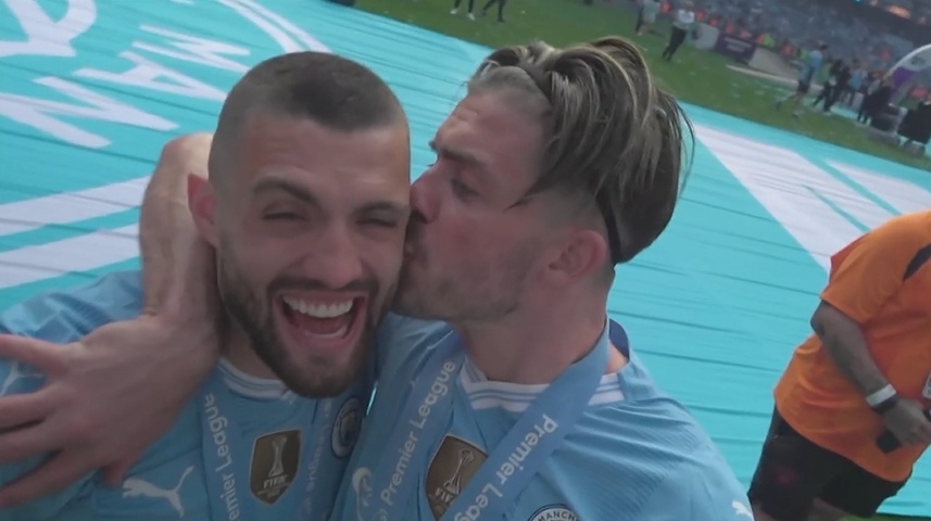 情侣头像来了科瓦西奇,格拉利什互献热吻