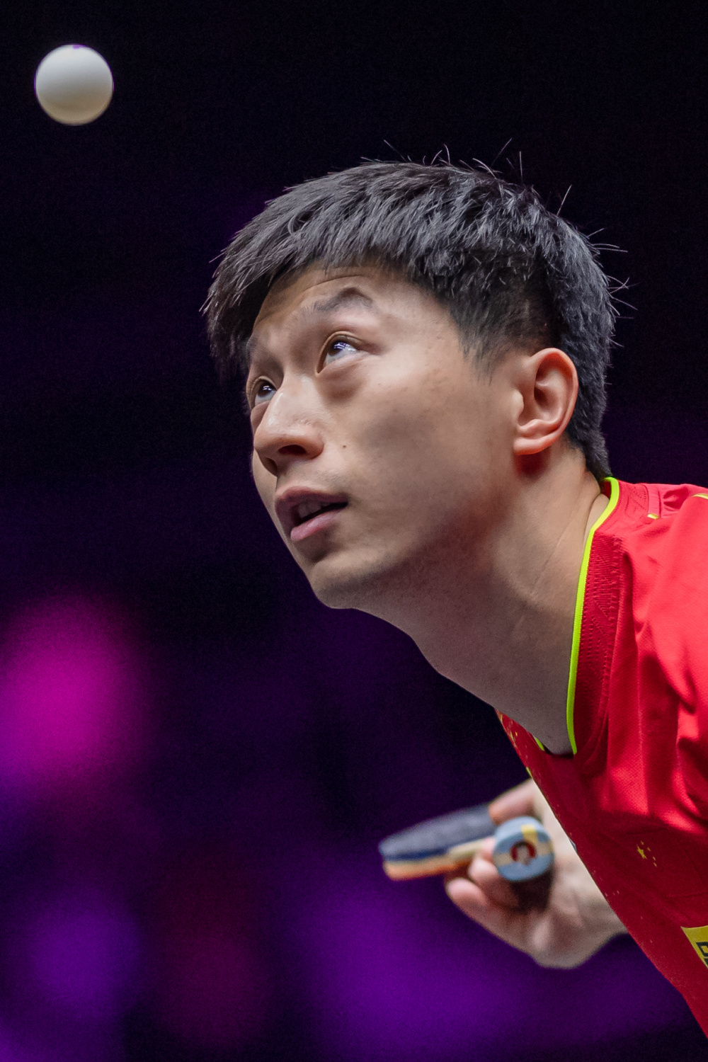 4月22日,马龙在比赛中发球.新华社记者 张金加 摄