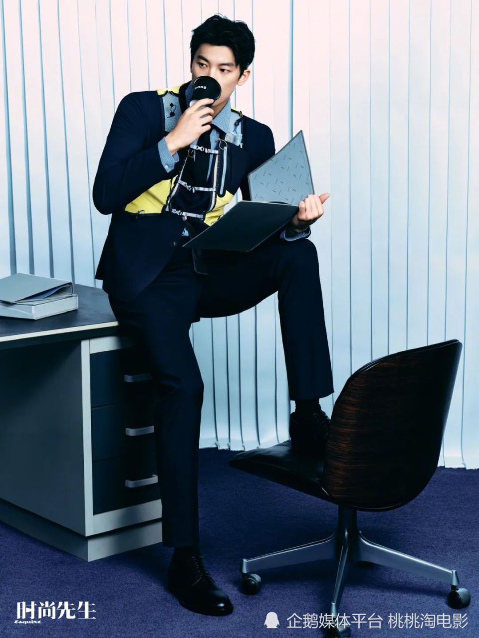 奥运冠军汪顺《时尚先生》写真大片,西装眼镜造型演绎职场精英