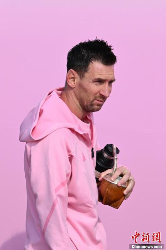 阿根廷球星梅西随球队抵达香港国际机场