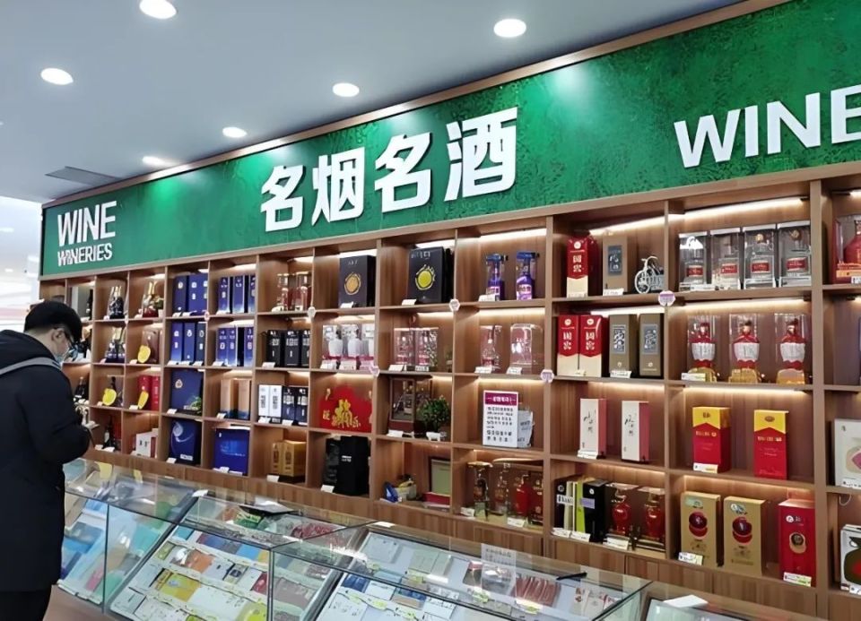 拿烟酒店来说,2023年全国烟酒店数量总数达到905万家,因此白酒终端的