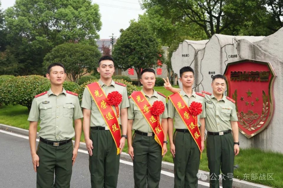 今天,夏秋季退伍老兵向军旗告别!