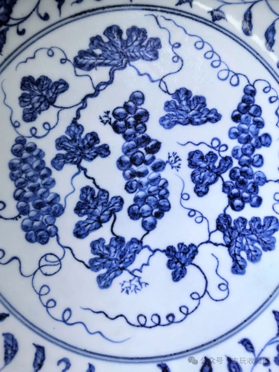 瓷器鉴赏：明永乐青花缠枝四季花卉葡萄纹海浪折沿大盘