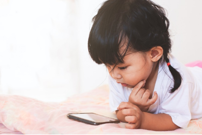 无法避开网络的时代，该怎么主动教幼儿“玩手机”？丨九派时评