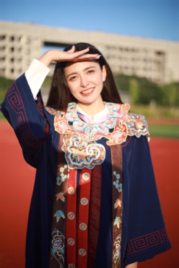 高校学生云肩搭配学士服惊艳出圈,典雅气质是独属于中国人的服装浪漫