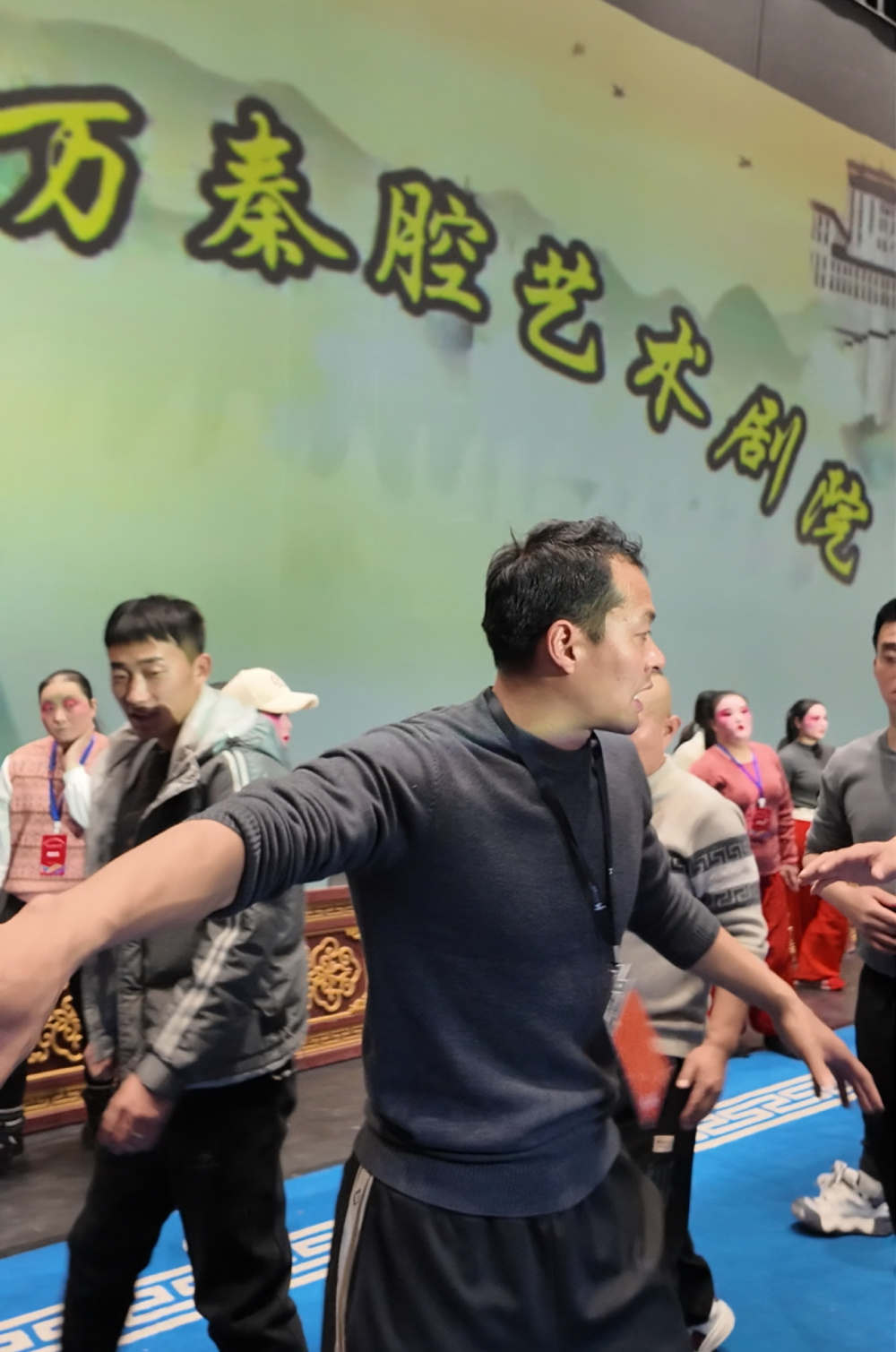“天生花脸”秦腔演员安万：入行第37年，这张“烂花脸”在西安城燃起了人们心中的一片秦腔烈火_腾讯新闻
