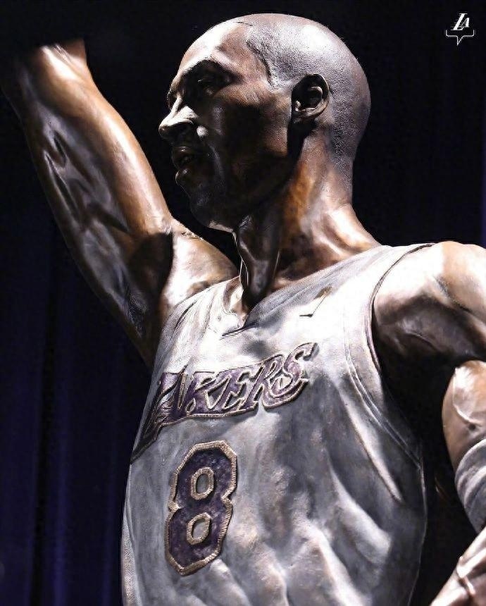 揭幕才一个月科比81分雕像被指四处拼写错误湖人回应已经注意到了正