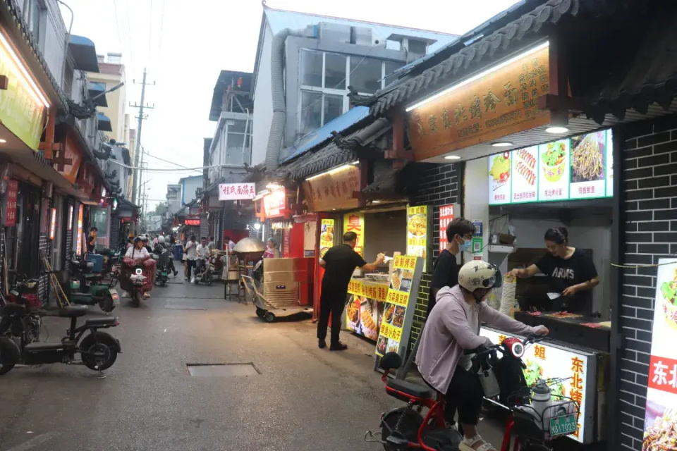 小胡同菏泽学院(北校区)山东省菏泽市牡丹区大学路2269号位于菏泽学院