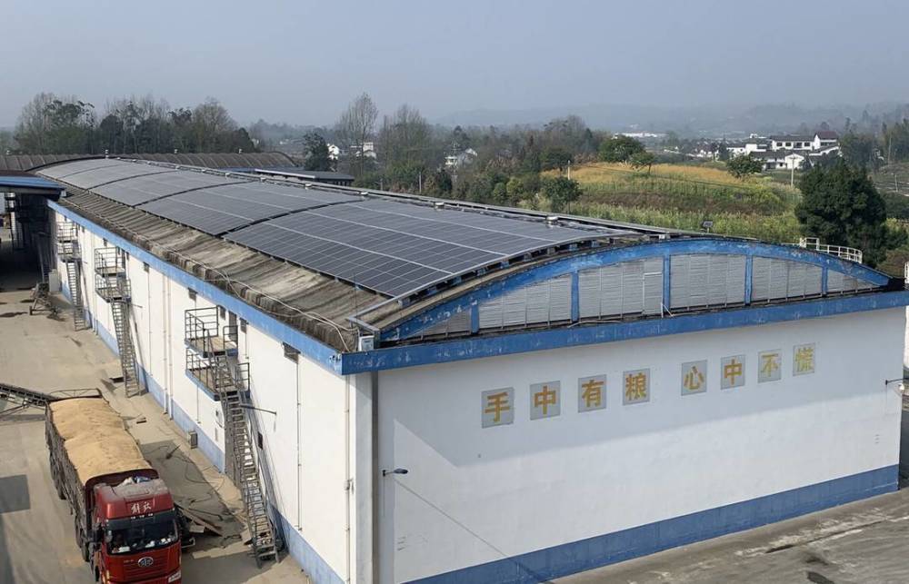 既发电又遮阳 四川邻水"粮仓仓顶发电站"运行一个月发电两万度|天府粮