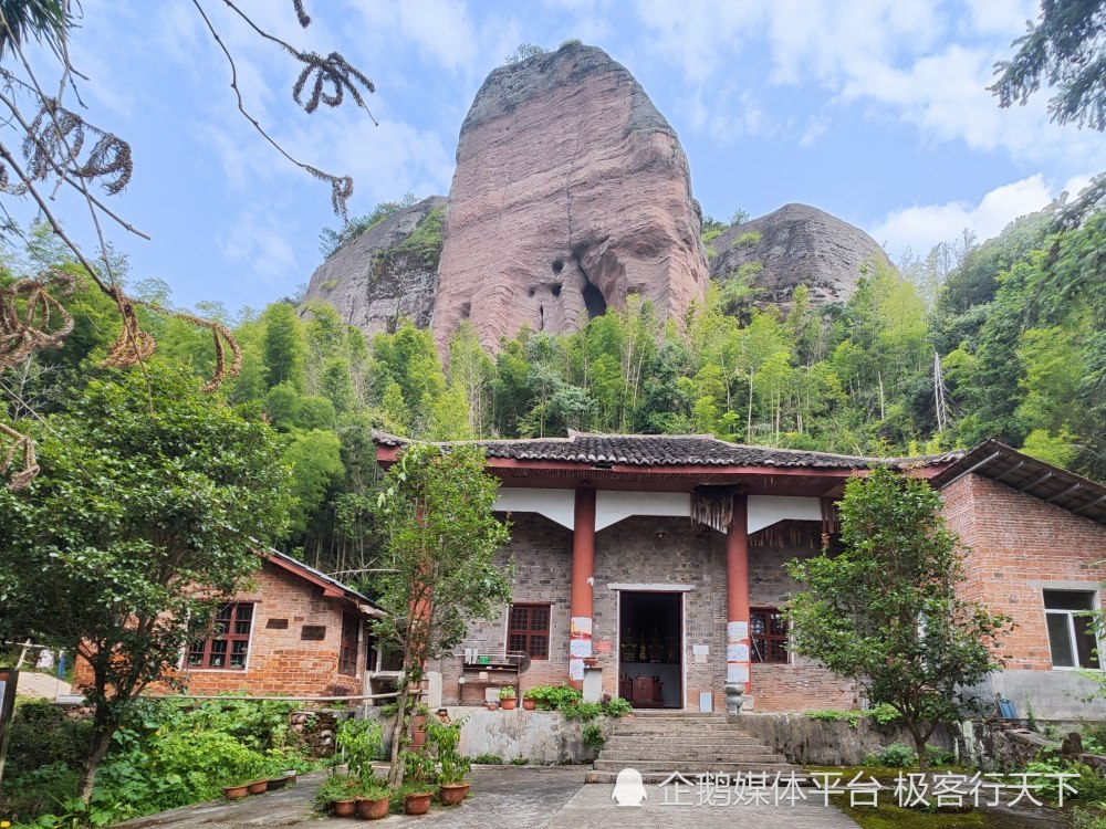 石城通天寨,山顶巨石中空仰视苍穹,山下巨石顶天立地刺破青天