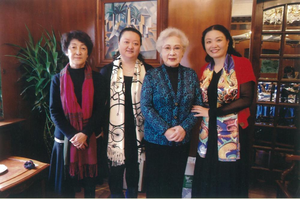 左起:秦怡女儿金斐姮,周延,秦怡,葛燕萍秦怡安卧在福寿园的钟灵苑