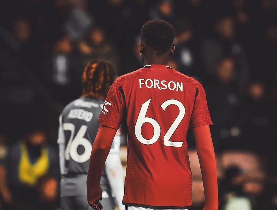 后,滕哈格没有选择让他1亿欧元签下的安东尼首发,而是安排福森出战