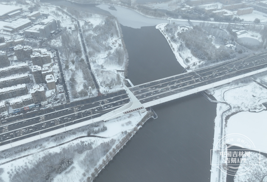 航拍雪中伊通河