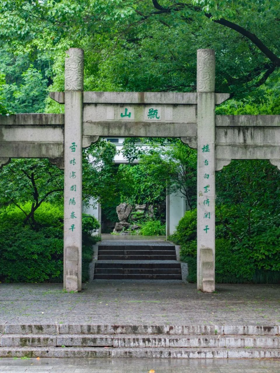 如今,比较科学的说法是,嘉兴城中挖河去淤,淤泥堆砌于此,经年累月,便