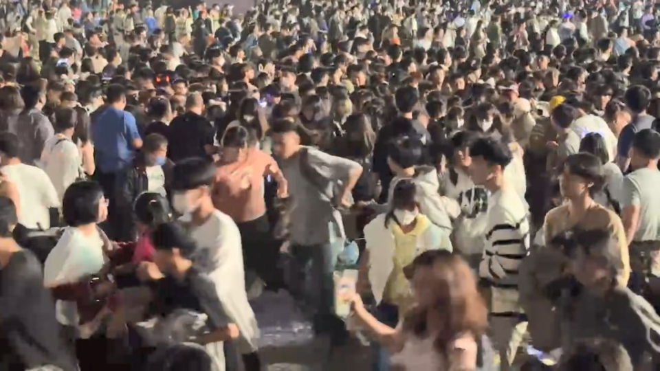 乌龙？高雄跨年晚会传“有人持刀”发生推挤，警方称是圆珠笔，网友吐槽_腾讯新闻