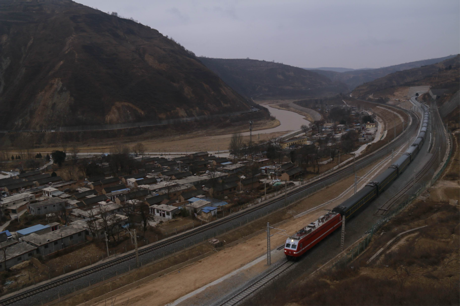 陇海线宝天段改线铁路历时17个月全线贯通
