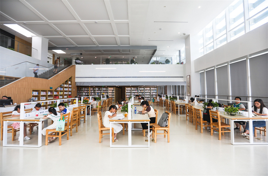 江西萍乡图书馆里觅书香