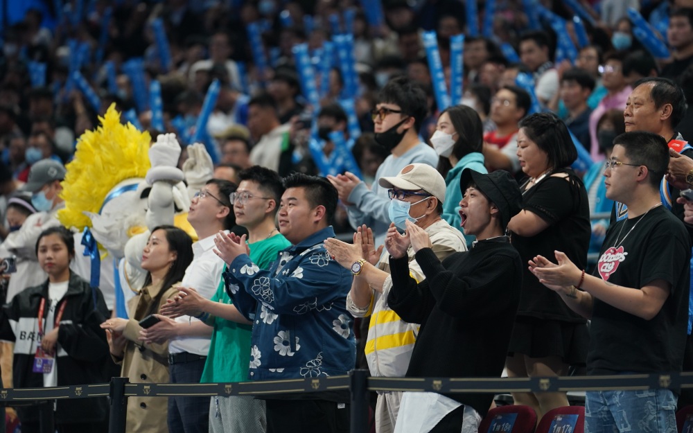 再战吉林队首场赢了44分演员张一山为首钢起立鼓掌