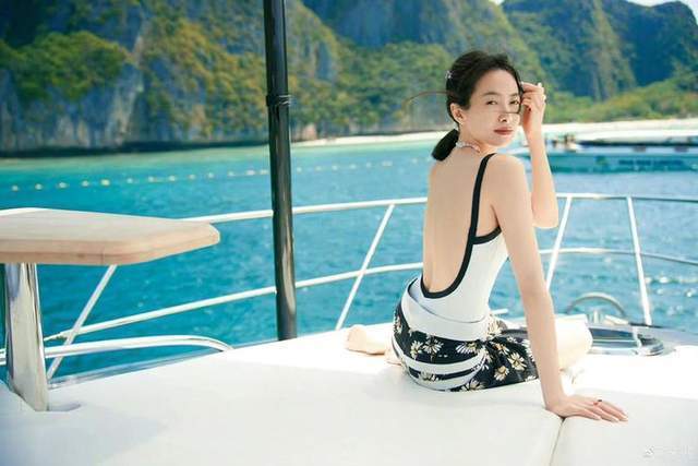 宋茜晒泳装照曲线好绝穿露背装秀白皙美背优越长颈天鹅臂太吸睛