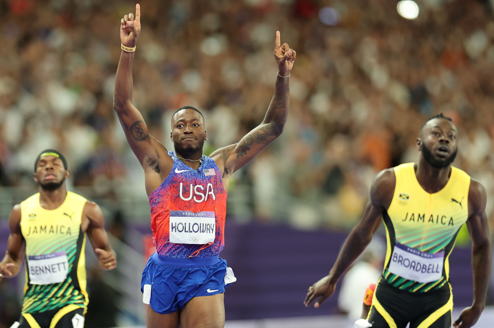 8月8日,冠军美国选手霍洛韦(中)在比赛后庆祝.新华社记者 李钢 摄