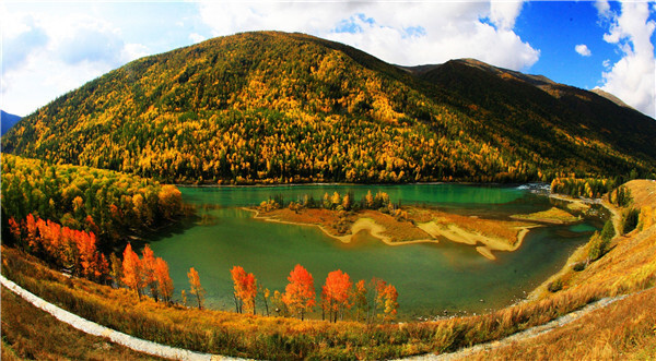 阿勒泰地区布尔津县自然资源局 供图2023年9月14日拍摄的五彩滩河岸