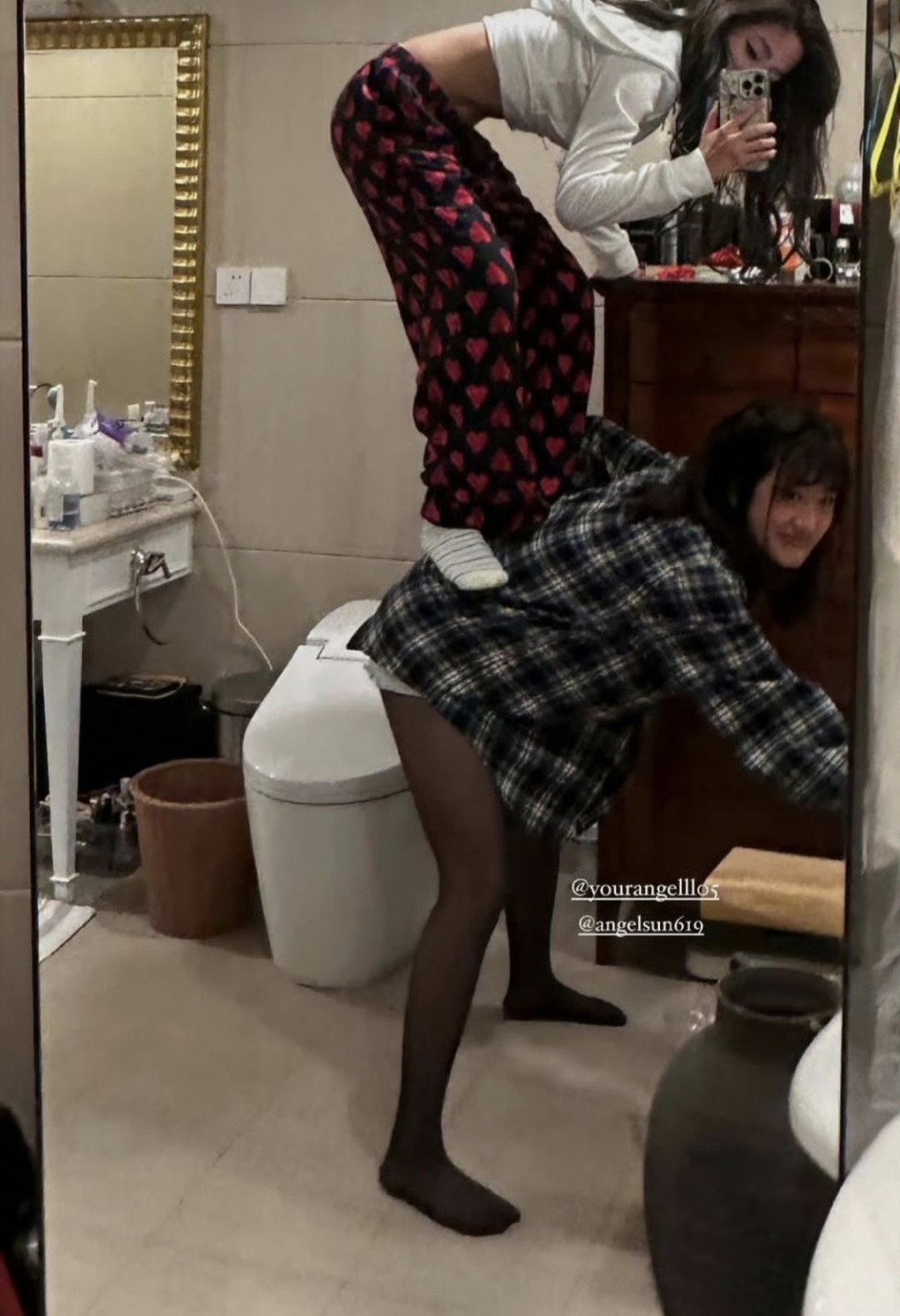 贾静雯18岁大女儿晒性感照身穿黑丝袜自拍和闺蜜在卫生间玩闹