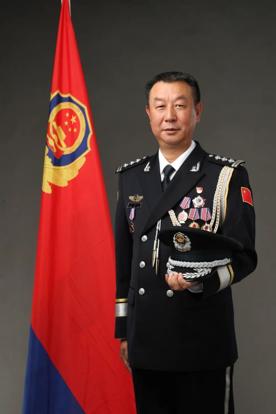 同事都叫他"潘大师",他光荣退休了