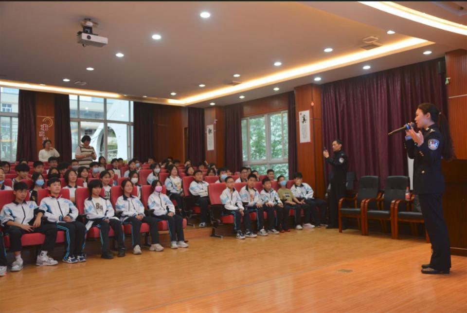 江汉区公安分局民意街派出所维护青少年权益岗走进武汉市第七十五中学