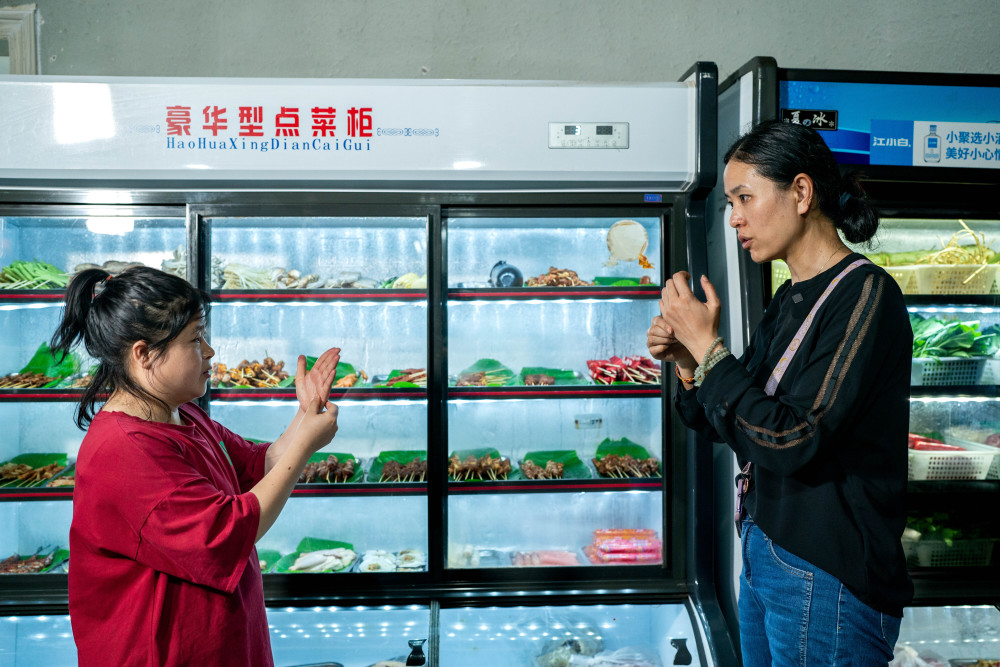 追光|无声饭店"拯救"冠军弟弟